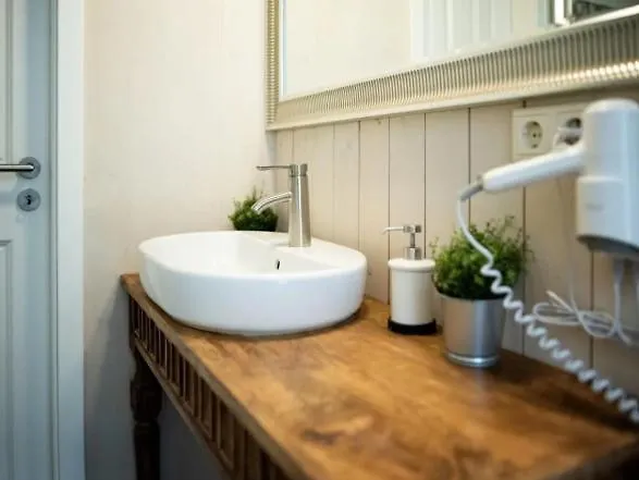 Holiday home Momare- Strandhaeuser Am Hainer - - Kleineseensucht - Seeschloesschen - Glueckskind *